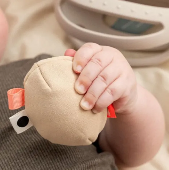 Done By Deer Clucky Grip En Bijtspeeltje Met Rammelaar – Sand