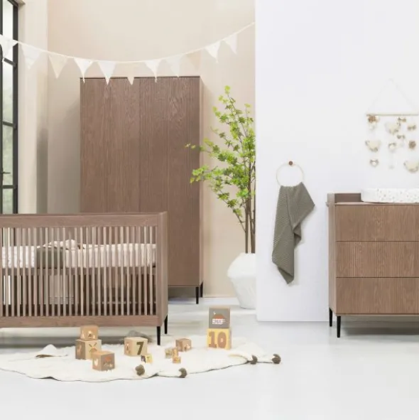Kidsmill Levi Babykamer Incl. Ronde Potenset Walnoot | Ledikant 60 x 120 cm + Commode