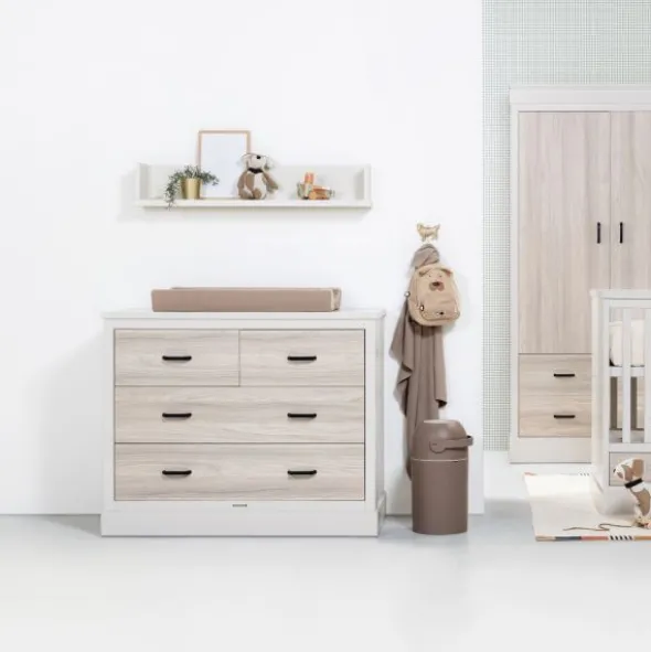 Kidsmill Newport Babykamer Incl. Zwarte Grepen - Oatmeal / Eiken | Ledikant 60 x 120 cm + Commode